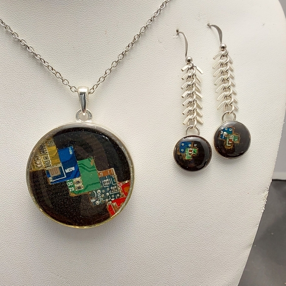 GEEK BLING - Handcrated pendant & earring set - Picture 3 of 3